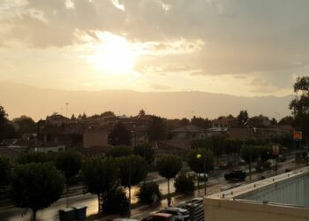 Τρίκαλα: Απίθανο φαινόμενο – Καταιγίδα με ήλιο