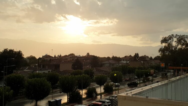 Τρίκαλα: Απίθανο φαινόμενο – Καταιγίδα με ήλιο