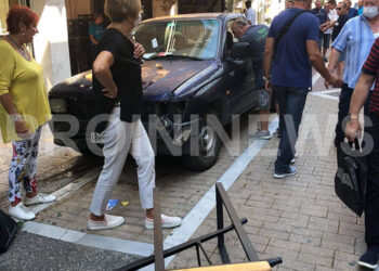 Καβάλα: Αυτοκίνητο χωρίς… οδηγό παρέσυρε τραπέζια και καρέκλες