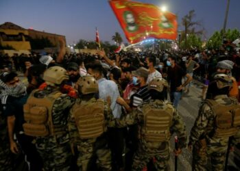 Ιράκ: Διαδηλωτές έβαλαν φωτιά στο γραφείο του κοινοβουλίου στη Βασόρα