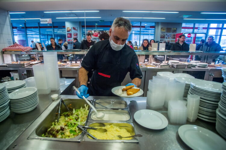 ΠΟΥ: Μεταδίδεται ο κορονοϊός από τα τρόφιμα;