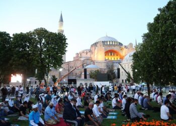 Αγία Σοφία: Δήλωση βόμβα Τούρκου καθηγητή – Χιλιάδες μολύνθηκαν από κορονοϊό στην τελετή επαναλειτουργίας