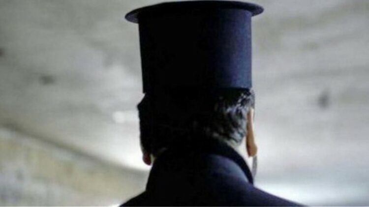 Κάλυμνος: Σύλληψη ιερέας που καλούσε τους πιστούς μέσω Facebook να μην φοράνε μάσκες