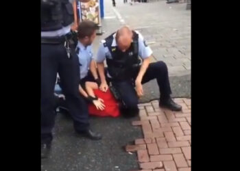 Γερμανία : Σάλος με βίντεο που δείχνει αστυνομικό να γονατίζει ανήλικο