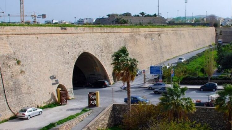 Ηράκλειο: Βουτιά θανάτου από τα Ενετικά Τείχη