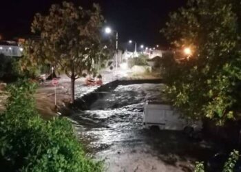 Κακοκαιρία χτύπησε τη Θάσο – Πλημμύρες, εγκλωβισμένοι και δρόμοι ποτάμια