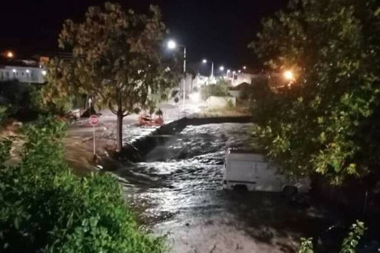 Κακοκαιρία χτύπησε τη Θάσο – Πλημμύρες, εγκλωβισμένοι και δρόμοι ποτάμια