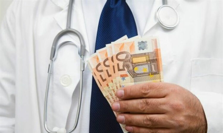 Σύλληψη γιατρού για «φακελάκι» – Ζήτησε από ασθενή 500 ευρώ