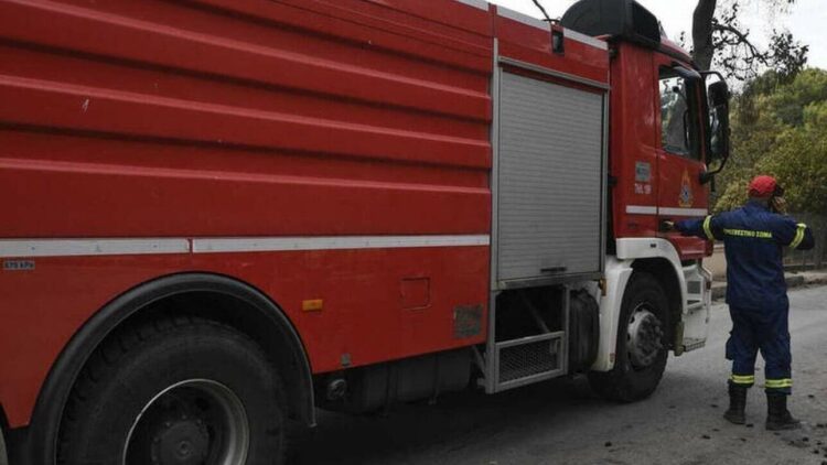 Φωτιά στην Τζια: Στη μάχη ελικόπτερα και επίγειες δυνάμεις