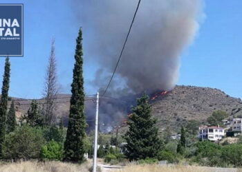 Αίγινα: Μαίνεται η μεγάλη φωτιά που ξέσπασε το μεσημέρι