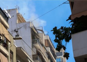 Τραγωδία στην Κυψέλη: Δύο νεκροί από φωτιά σε διαμέρισμα