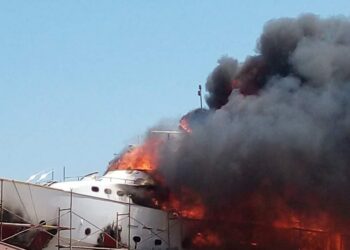 Σύρος: Φωτιά και έκρηξη στο ναυπηγίο του Ταρσανά