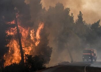 Χανιά: Ολονύκτια μάχη με τη φωτιά – Εκκενώθηκαν οικισμοί, κάηκαν σπίτια