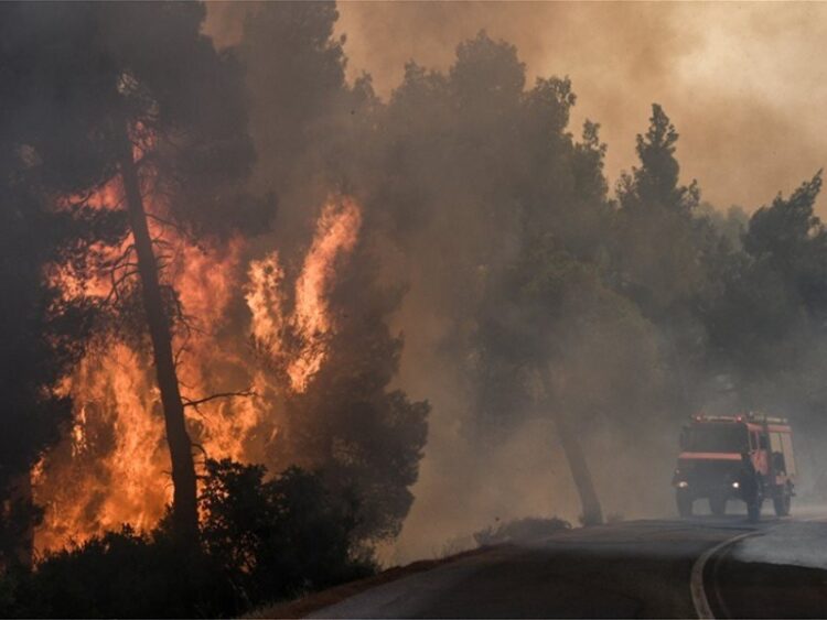 Χανιά: Ολονύκτια μάχη με τη φωτιά – Εκκενώθηκαν οικισμοί, κάηκαν σπίτια