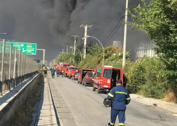 Περιφέρειας Αττικής: Οδηγίες προς τους κατοίκους για τη φωτιά στη Μεταμόρφωση