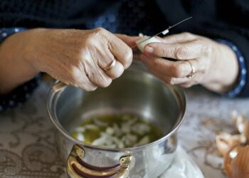 Τρίκαλα: Πρόστιμο 21.000 ευρώ σε ηλικιωμένες που βοηθούσαν στην ταβέρνα των παιδιών τους