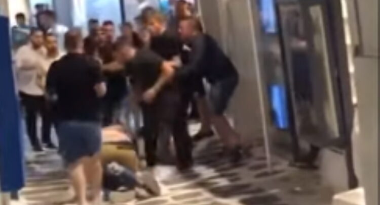 Βίντεο ντοκουμέντο: Το άγριο ξύλο του αρχηγός της Μάντσεστερ Γιουνάιτεντ Χάρυ Μαγκουάιρ με τουριστες