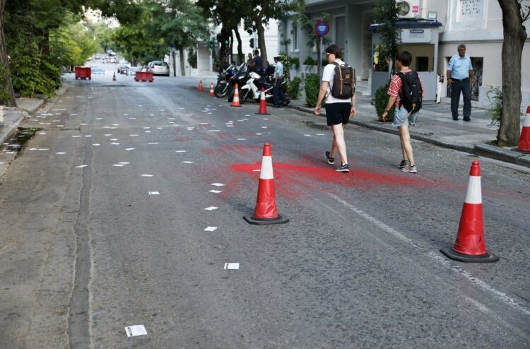 Κούρδοι πέταξαν μπογιές και τρικάκια στην τουρκική πρεσβεία στην Αθήνα