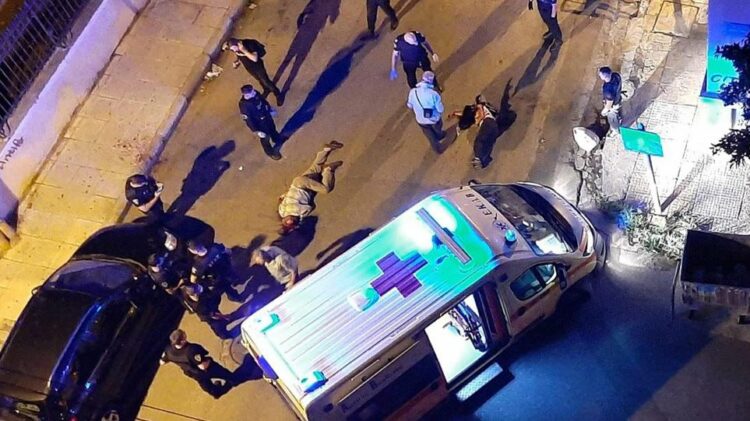 Καλλιθέα: Επίθεση με τσεκούρι – Βίντεο με τη σύλληψη του δράστη