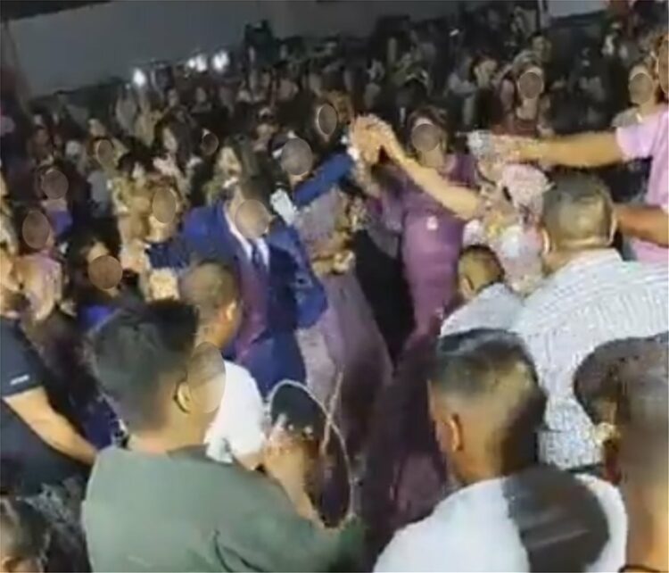 Κορονοϊός: Απίστευτες εικόνες συνωστισμού σε μουσουλμανικό γάμο στην Αλεξανδρούπολη – Προσήχθη ο γαμπρός