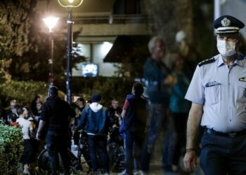 Πέντε παραβάσεις των μέτρων για τον κορονοϊό σε καταστήματα