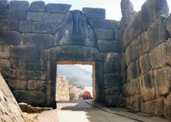 Κόντρα Μενδώνη – Σκουρολιάκου στη Βουλή για την πυρκαγιά στις Μυκήνες