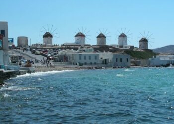 «Κλείνουν» Μύκονος και Χαλκιδική: Μάσκα παντού και τέλος στα πάρτι