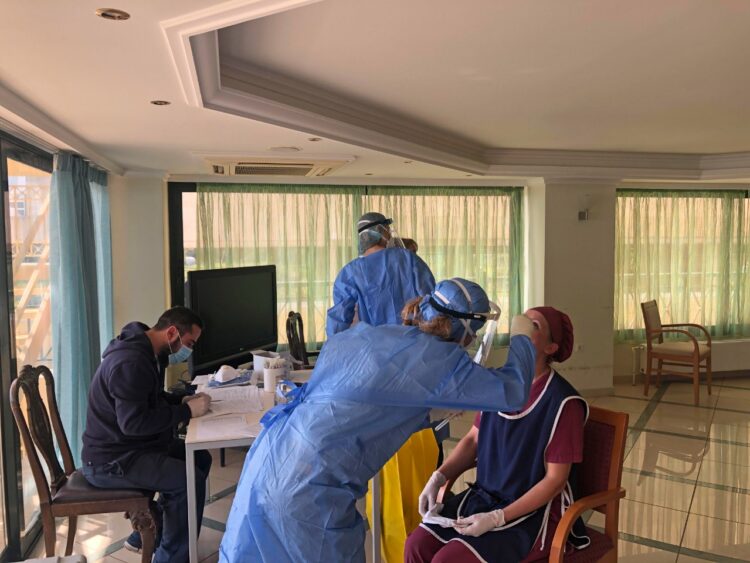 Κορoνοϊός: Mαζικοί έλεγχοι σε οίκους ευγηρίας και δομές πρόνοιας της Αττικής