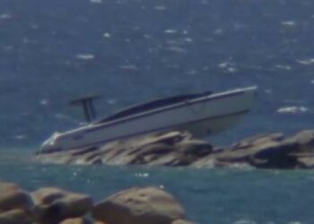 Μύκονος: Σκάφος  κροίσου «καρφώθηκε» στα βράχια