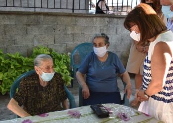 Η Πρόεδρος της Δημοκρατίας με τις «γιαγιάδες της αλληλεγγύης» στη Μυτιλήνη