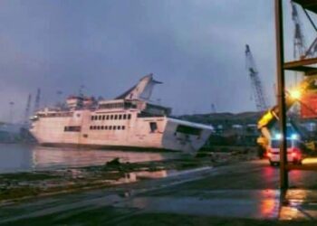 Βηρυτός: Kρουαζιερόπλοιο βυθίζεται εξαιτίας της έκρηξης (video)