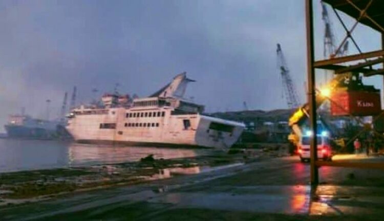 Βηρυτός: Kρουαζιερόπλοιο βυθίζεται εξαιτίας της έκρηξης (video)