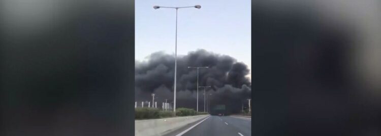Μεγάλη φωτιά σε εργοστάσιο πλαστικών στη Μεταμόρφωση – Κλειστή η Εθνική Οδός Αθηνών – Λαμίας