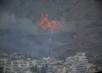 Φωτιά στον Βύρωνα: Ενισχύονται οι δυνάμεις της Πυροσβεστικής – Στο σημείο ο Νίκος Χαρδαλιάς