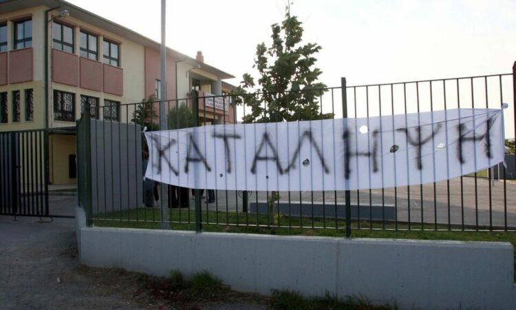 Πάτρα: Θετική στον κορονοϊό μάνα που πρωτοστατούσε στο κίνημα αρνητών μασκών