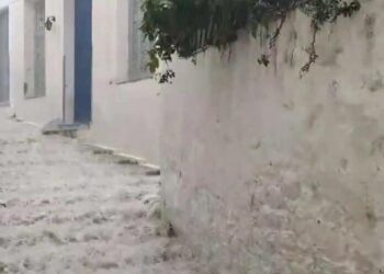 Ιανός: Η κακοκαιρί χτυπά την Ύδρα – Δρόμοι μετατράπηκαν σε χειμάρρους