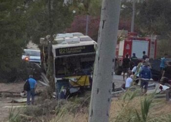 Σοκαριτικό τροχαίο: ΙΧ συγκρούστηκε με λεωφορείο – Δύο τραυματίες, ο ένας σοβαρά