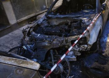 Πυρπόλησαν οχήματα σε Παλλήνη, Ασπρόπυργο και Καλλιθέα