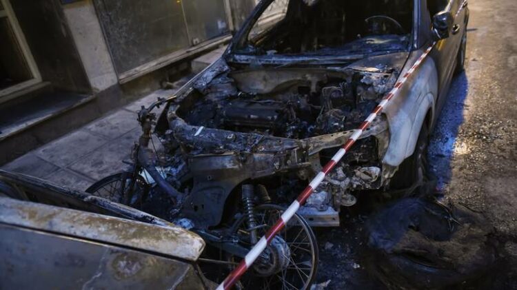 Πυρπόλησαν οχήματα σε Παλλήνη, Ασπρόπυργο και Καλλιθέα