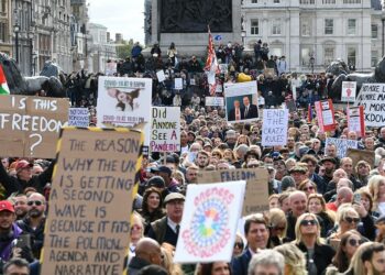 Λονδίνο: Eπεισόδια και ξύλο σε συγκέντρωση κατά του lockdown (Vid-Pic)