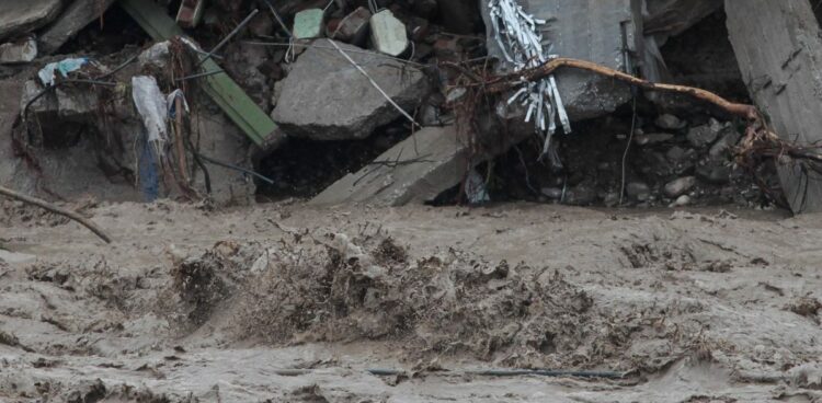 Καρδίτσα: Παρασύρθηκαν μέχρι και φέρετρα με νεκρούς