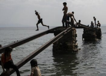 Χρυσοχοΐδης στον Guardian: 1.200 πρόσφυγες στη νέα δομή – Έως το Πάσχα θα φύγουν όλοι από το νησί