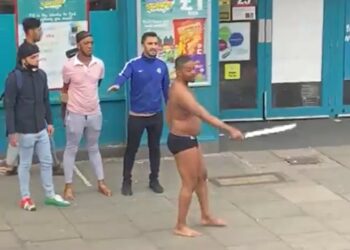 Απίστευτο περιστατικό: Βγήκε στο δρόμο με το εσώρουχο και απειλούσε τους περαστικούς με σπαθί (Βίντεο)