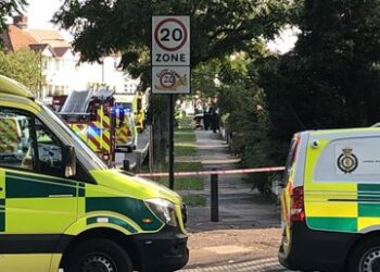 Λονδίνο: Η τρελή κούρσα απορριμματοφόρου που μπήκε σε σπίτι – Νεκρός ο οδηγός, 11χρονος δίνει μάχη για τη ζωή του