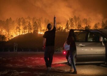 Μαίνονται οι φονικές πυρκαγιές στην Καλιφόρνια – Τρεις νεκροί