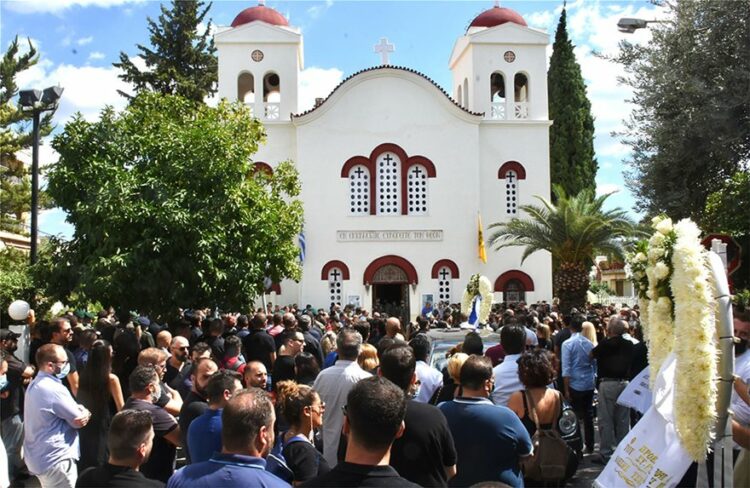 Θρήνος στην κηδεία του αλεξιπτωτιστή που σκοτώθηκε σε άσκηση