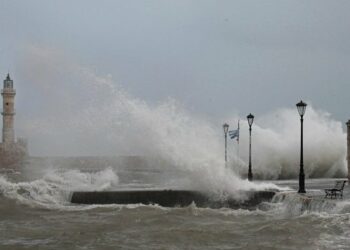 Ιανός: Νύχτα αγωνίας για την Κρήτη – Έκλεισαν γέφυρες, πλημμύρισαν καταστήματα στο Ηράκλειο