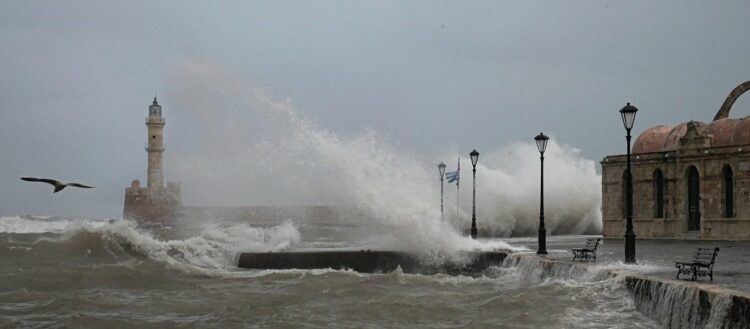 Ιανός: Νύχτα αγωνίας για την Κρήτη – Έκλεισαν γέφυρες, πλημμύρισαν καταστήματα στο Ηράκλειο