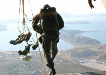 Τραγωδία στις Ένοπλες Δυνάμεις: Νεκρός αλεξιπτωτιστής που παρασύρθηκε από δυνατούς ανέμους