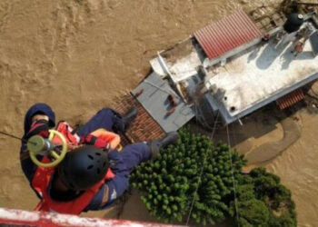Καρδίτσα – Ιανός : Επιχείρηση απεγκλωβισμού οικογένειας με τρίχρονο παιδί
